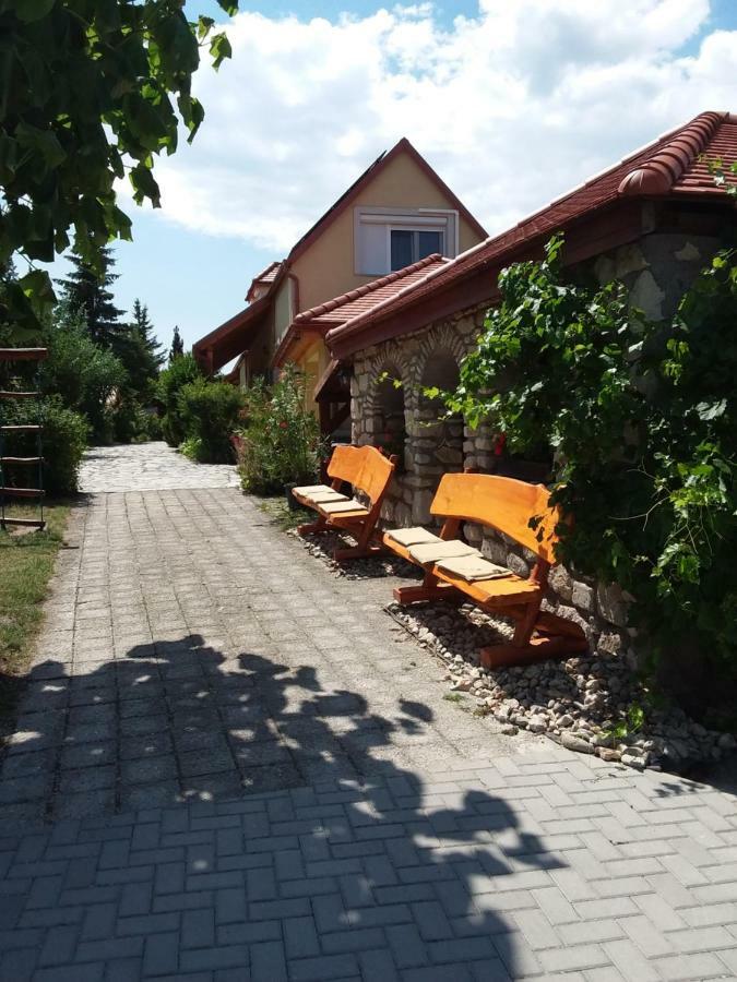 Szentesi Panzio Bed and Breakfast Fertőrákos Exteriör bild