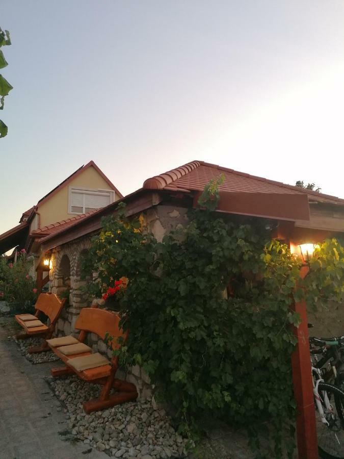 Szentesi Panzio Bed and Breakfast Fertőrákos Exteriör bild